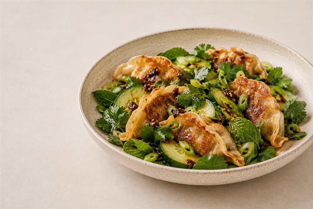 Dumpling salad – sałatka z chrupiącymi pierożkami gyoza, ogórkiem, ziołami i sosem chili crisp