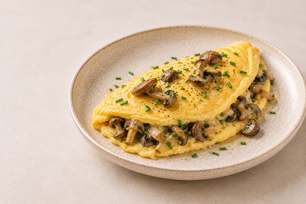Omlet z twardzioszkami przydrożnymi – francuskie omelette aux mousserons z polskiej łąki